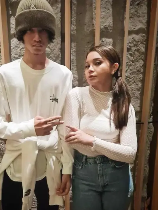 Begini gaya kompak Rossa dan Rizky yang sama-sama pakai long sleeve top warna putih. Kece banget ya! (Instagram/itsrossa910).
