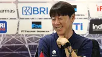 Pelatih kepala Timnas Indonesia, Shin Tae-yong saat konferensi pers menjelang laga FIFA Matchday antara Indonesia melawan Argentina di Stadion Utama Gelora Bung Karno (SUGBK), Jakarta, Minggu (18/06/2023). (Bola.com/Bagaskara Lazuardi)