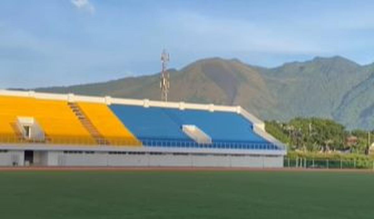 Tribunnya Warna Kuning dan Biru Menyala