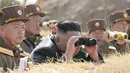 Pemimpin Korea Utara Kim Jong-un mengawasi kompetisi penembakan artileri di Korea Utara, Jumat (20/3/2020). Korea Utara menembakkan dua rudal balistik jarak pendek ketika dunia menghadapi pandemi virus corona COVID-19. (Korean Central News Agency/Korea News Service via AP)