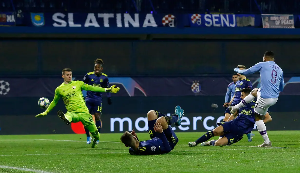 Pemain Manchester City Gabriel Jesus (kanan) mencetak gol ke gawang Dinamo Zagreb pada pertandingan Grup C Liga Champions di Stadion Maksimir, Zagreb, Kroasia, Rabu (11/12/2019). Manchester City menang 4-1 dan menjadi juara Grup C Liga Champions. (AP Photo/Darko Bandic)