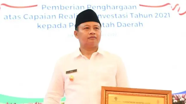 Wagub Jabar Uu Rizhanul Ulum saat menerima penghargaan dari Kementerian Investasi atas capaian investasi Jabar 2021. (Istimewa)