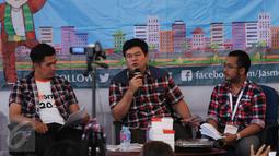 Adik Ahok, Basuri T Purnama memberikan dukungan di Rumah Lembang, Jakarta, Jumat (13/1). Relawan pendukung pasangan nomer 2 Ahok-Djarot mengadakan workshop dan nonton bareng debat KPUD untuk Cagub Cawagub Jakarta. (Liputan6.com/Gempur M Surya)