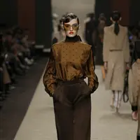 Baju rancangan terakhir Karl Lagerfeld untuk Fendi di Milan Fashion Week 2019. (Foto: Fendi)