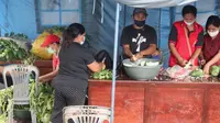 Suasana dapur umum yang melayani kebutuhan pangan para pengungsi terdampak banjir bandang di Lewoleba Lembata, Nusa Tenggara Timur (NTT), Selasa (6/4/2021). (Badan Nasional Penanggulangan Bencana/BNPB)