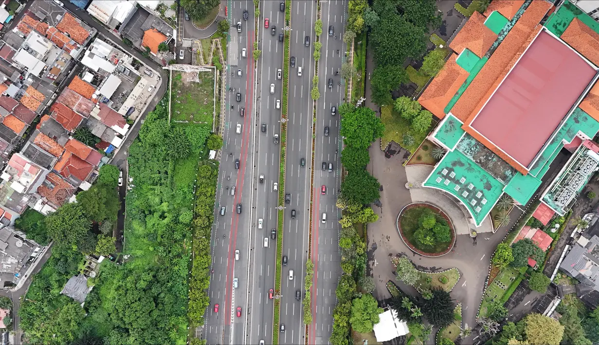 Lancarnya arus lalu lintas di sejumlah ruas jalan protokol di Jakarta dikarenakan, masih berlangsungnya cuti bersama terkait perayaan Idul Fitri 1446 Hijriah. (merdeka.com/Arie Basuki)