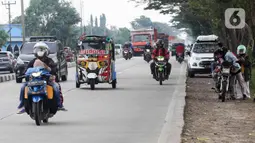Pemudik yang menggunakan sepeda motor melintasi jalur Pantura daerah Pamanukan, Subang, Jawa Barat, Jumat (29/4/2022). Pada H-3 Lebaran, jalur Pantura dipadati kendaraan pemudik khususnya kendaraan roda dua. (Liputan6.com/Herman Zakharia)