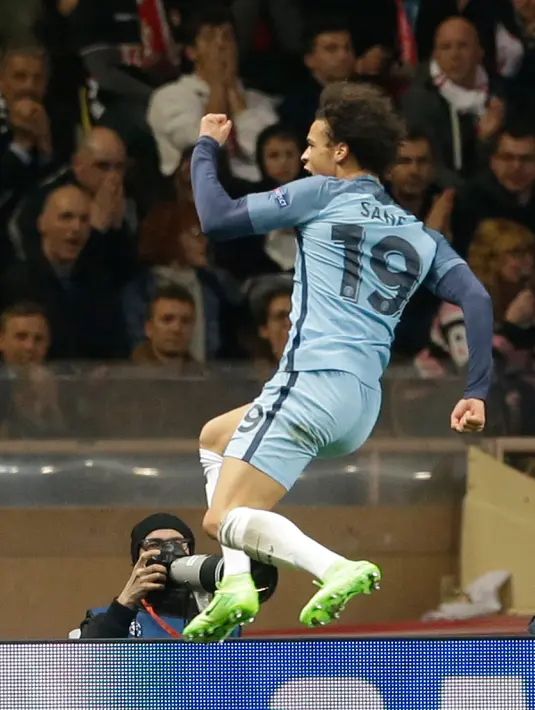 Gelandang Manchester City, Leroy Sane melakukan selebrasi usai mencetak gol ke gawang AS Monaco pada leg kedua babak 16 besar Liga Champions di stadion Louis II, Monaco (16/3). AS Monaco menang 3-1 atas City dengan aggregat 6-6. (AP/Claude Paris)