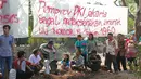 Warga yang tergabung dalam Aliansi Tanah Untuk Rakyat melakukan aksi kubur diri di Taman Kayu Mas, Pulogadung, Jakarta Timur, Jumat (23/8/2019). Mereka menuntu sengketa tanah antara warga dengan badan pertanahan DKI Jakarta diselesaikan. (Liputan6.com/Herman Zakharia)