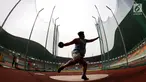 Atlet Jawa Barat, Fahri Suryansyah, bersiap melakukan lemparan saat Kejurnas Atletik nomor lempar cakram U-20 di Stadion Pakansari, Bogor, Selasa (6/8/2019). Kejurnas tahun ini juga dilakukan untuk kualifikasi menjelang PON. (Bola.com/Peksi Cahyo)