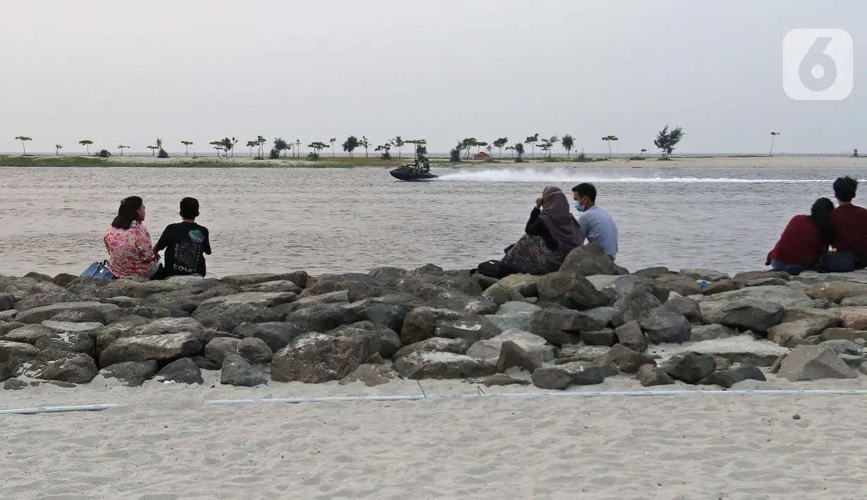 Pengunjung menikmati suasana Pantai Ancol, Jakarta, menjelang berlakunya PSBB, Sabtu (12/9/2020). Pemprov DKI berencana menutup sejumlah tempat rekreasi di antaranya Ancol, Ragunan, Monas, dan Taman Mini Indonesia Indah saat PSBB total pada 14 September mendatang. (Liputan6.com/Herman Zaharia)