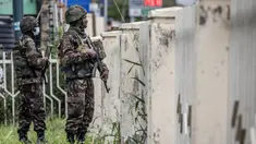 Tentara Pasukan Pertahanan Kenya (KDF) memantau area dari pagar saat dikerahkan sebelum aksi unjuk rasa yang direncanakan di pusat kota Nairobi, pada tanggal 27 Juni 2024. (LUIS TATO/AFP)