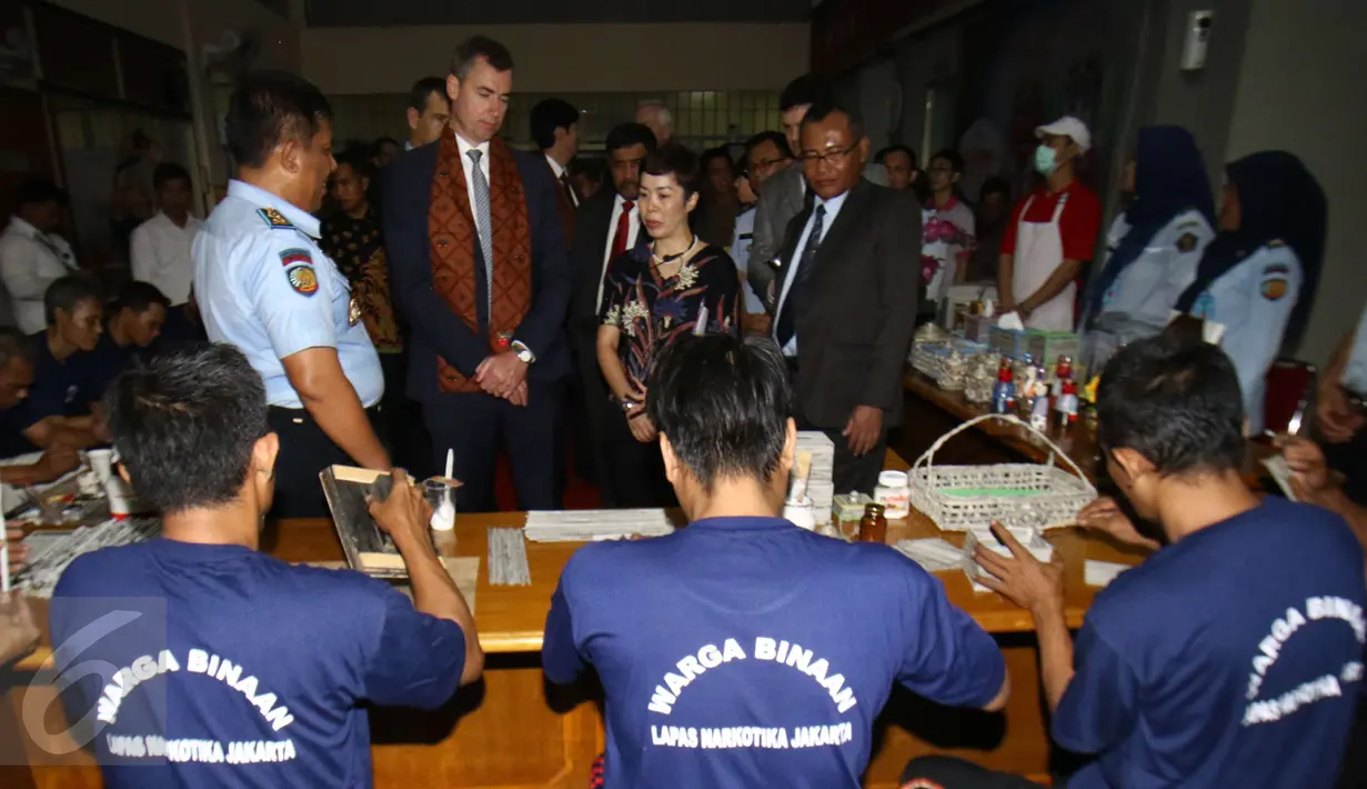 Menteri Kehakiman Australia Michael Keenan berbincang dengan warga binaan di Lembaga Pemasyrakatan Cipinang, Jakarta, Rabu (1/2). (Liputan6.com/Helmi Afandi)