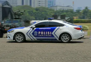 Ilustrasi mobil polisi. (Foto oleh Jeffry Surianto: https://www.pexels.com/id-id/foto/jalan-mobil-kendaraan-polisi-18507435/)