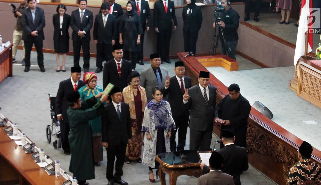 Sembilan anggota DPR membacakan sumpah dan janji saat Pergantian Antar Waktu (PAW) pada Rapat Paripurna DPR, Jakarta, Selasa (2/10). Mereka terdiri dari 5 Fraksi Gerindra, 1 Fraksi Demokrat, 2 Fraksi PAN, dan 1 Fraksi PPP. (Liputan6.com/JohanTallo)