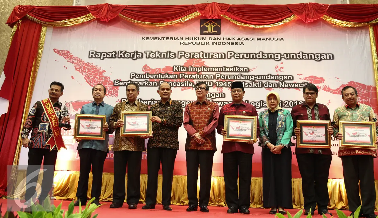 Menkumham, Yasona Laoly berfoto bersama usai memberikan piagam kepada pemenang Anugerah Nawacita Legislasi 2016 sebelum menutup raker peraturan perundangan-undangan di Jakarta, Jumat (24/6). (Liputan6.com/Faizal Fanani)
