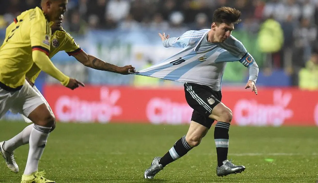 Lionel Messi (kanan) ditarik kaosnya pleh pemain Kolombia, Alexander Mejia dalam perempatfinal Copa America 2015 di Viña del Mar, Cile. (26/6). (AFP PHOTO/JUAN BARRETO)