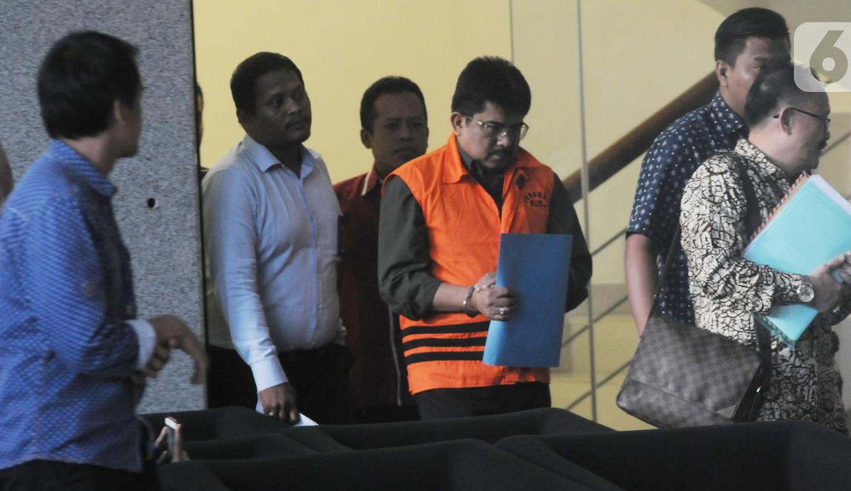 Mantan Kepala Kantor Pelayanan Pajak PMA Tiga Kanwil Jakarta Khusus Yul Dirga usai pemeriksaan di Gedung KPK, Jakarta, Kamis (3/10/2019). Yul resmi ditahan KPK untuk mempermudah pemeriksaan atas kasus dugaan suap terkait restitusi pajak PT WAE tahun pajak 2015 dan 2016. (merdeka.com/Dwi Narwoko)