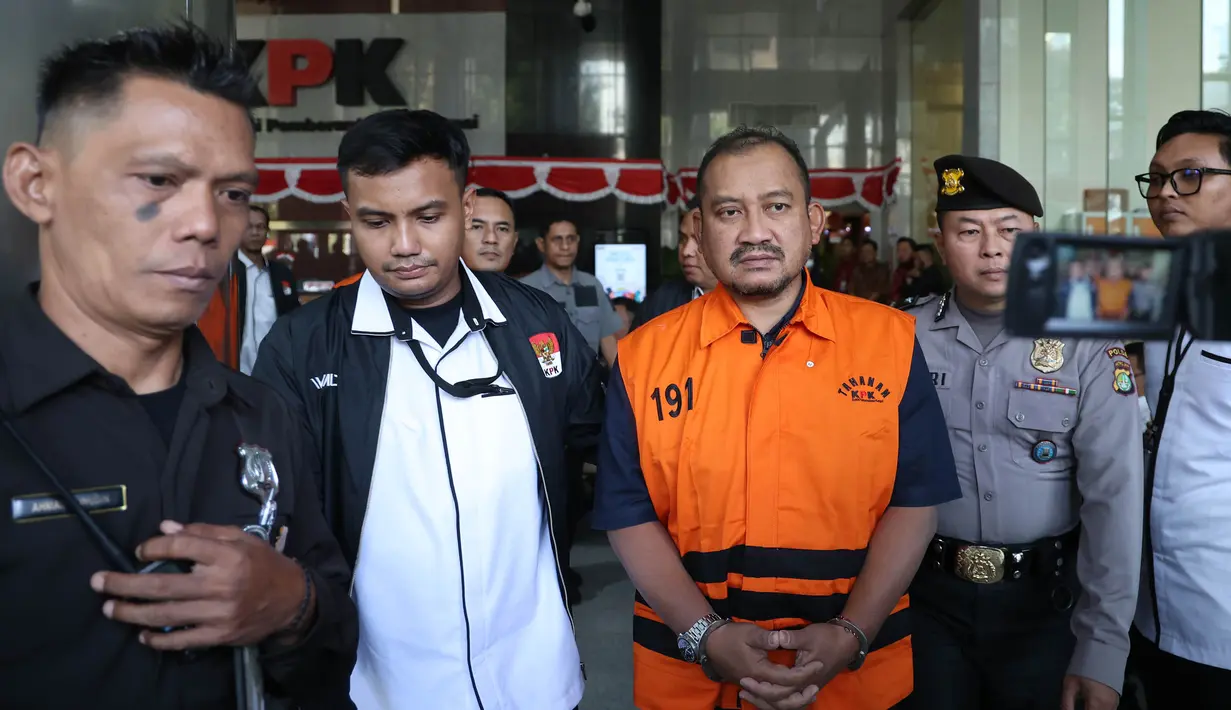 Bupati Pemalang Anom Widiyantoro berjalan menuju mobil tahanan usai menjalani pemeriksaan di Gedung Merah Putih KPK, Jakarta, Kamis  (30/7/2026).  (KLY/ Arie Basuki)