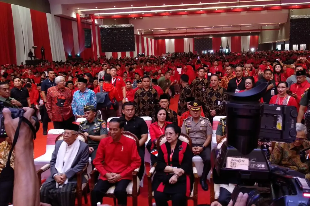 Calon Presiden Joko Widodo dan cawapres Ma'ruf Amin duduk di bangku depan bersama Megawati Soekarnoputri dalam perayaan HUT PDIP.