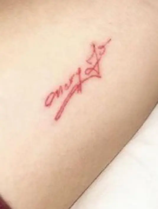 Kylie Jenner kembali menambah tato di tubuhnya yang seksi itu. Ia mempunyai 5 tato baru yang di ukir di tubuh gadis berusia 18 tahun ini. (Instagram/Bintang.com)