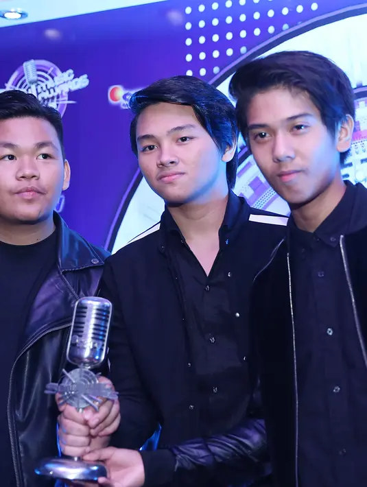 Eksistensi CJR tak pernah lepas dari ranah belantika musik tanah air. Di usia muda, Risky, Aldy dan Iqbaal  berhasil meraih penghargaan di SCTV Musik Awards 2016. (Nurwahyunan/Bintang.com)