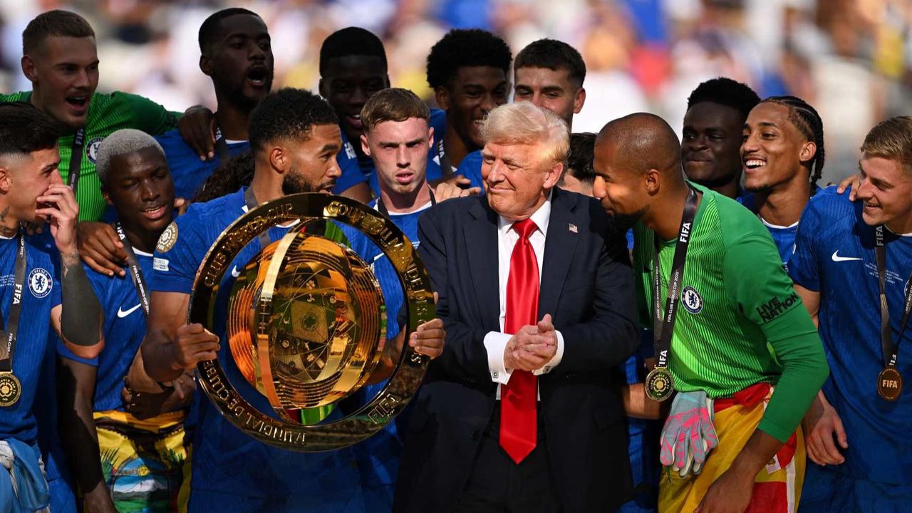 FOTO: Bikin Pemain Chelsea Bingung, Ini Momen Donald Trump Ikut Selebrasi Juara Piala Dunia Antarklub