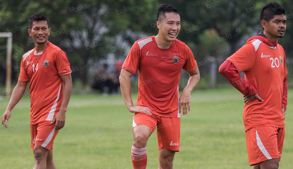 Para pemain Persija Jakarta tampak rileks saat latihan jelang laga TSC 2016 melawan Persela Lamongan di Lapangan Villa 2000, Tanggerang Selatan, Banten, Selasa (13/9/2016). (Bola.com/Vitalis Yogi Trisna) 