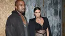 Beberapa waktu lalu beredar kabar bahwa pernikahan Kim Kardashian dan Kanye West hanya sebuah rekayasa. Kim dan Ibunya ingin reality show keluarga mereka terus terjaga popularitasnya. Sedangkan Kanye West makin terkenal lagi. (AFP/Bintang.com)