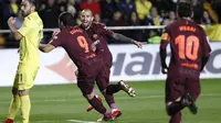 Luis Suarez melakukan selebrasi setelah membobol gawang Villarreal pada pekan ke-15 La Liga 2017-2018 di Estadio de la Cerámica, Senin (11/12/2017). (AP Photo/Alberto Saiz)