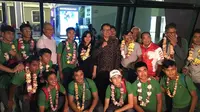 Timnas Indonesia U-16 disambut Deputi Pembudayaan Olahraga Kemenpora, Raden Isnanta, dan Sekjen PSSI, Ratu Tisha Destria, di Bandar Udara Internasional Soekarno-Hatta, Selasa (2/10/2018). (Istimewa)