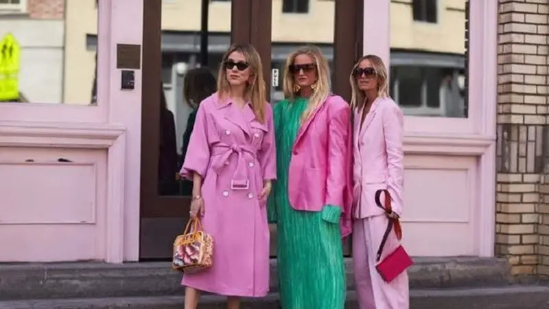 Tren Dress Warna Terang ala Street Style di New York Fashion Week