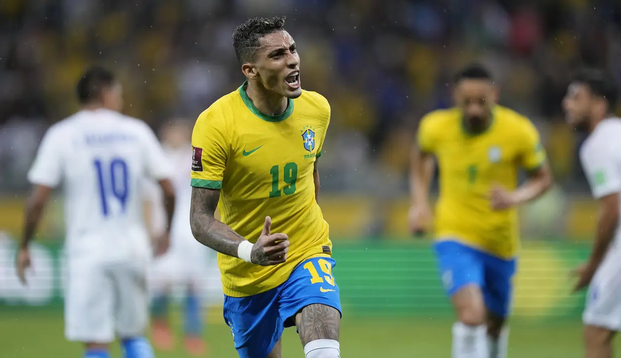 Raphinha akhirnya benar-benar membuat Brasil unggul 1-0 pada menit ke-28. Gol dicetak lewat sepakan kaki kiri usai menerima umpan Marquinhos. (AP/Andre Penner)