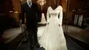 Gaun pernikahan Putri Eugenie dan jas sang suami, Jack Brooksbank ditampilkan selama pratinjau media di Kastil Windsor, London, Kamis (28/2). Gaun tersebut akan dipajang sebagai bagian dari pameran yang berlangsung hingga 22 April 2019. (AP/Matt Dunham)