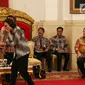 Presiden Jokowi memberi selamat kepada Menteri Keuangan Sri Mulyani ketika Sidang Kabinet Rencana Kerja Pemerintah Tahun 2019 di Istana Negara, Jakarta, Senin (12/2). Sri Mulyani dinobatkan sebagai menteri terbaik