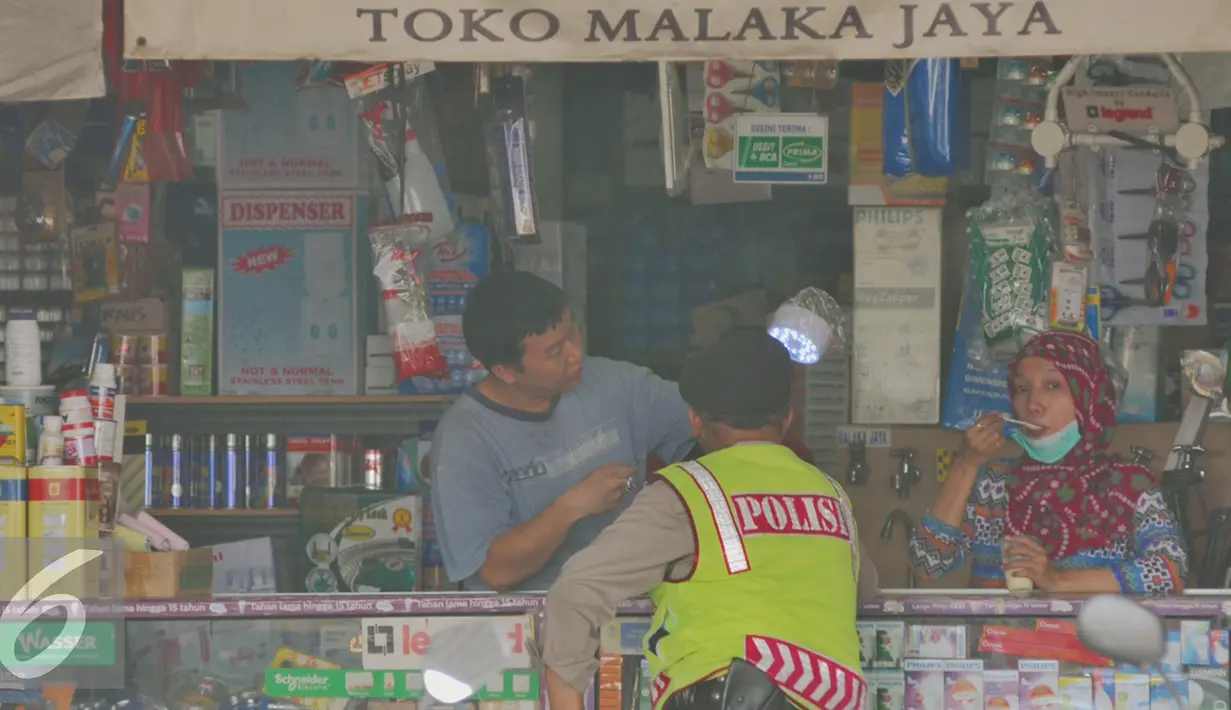 Sejumlah pedagang mulai beraktifitas pasca bentrokan menolak penggusuran pada Kamis (20/08) di Jalan Jatinegara Barat, Sabtu (22/08/2015). Kini para pedagang mulai kembali beraktifitas walau belum ramai seperti biasa. (Liputan6.com/Andrian M Tunay) 