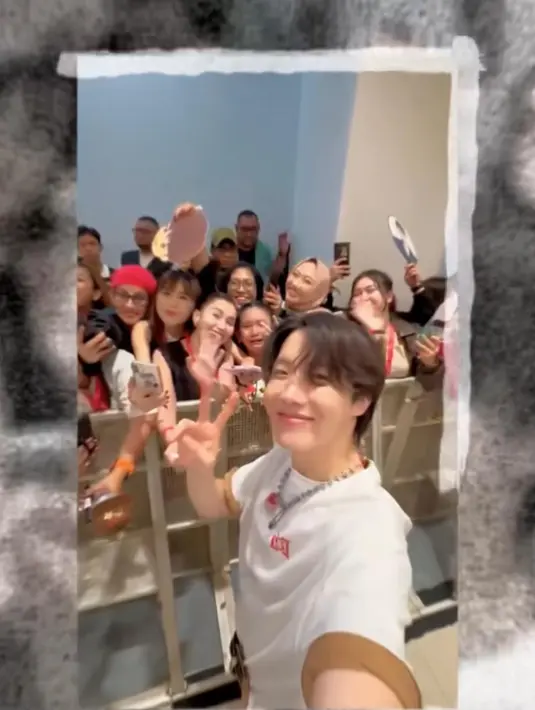 Ayu Ting Ting, yang dikenal sebagai KPopers multifandom, hadir bersama sang putri, Bilqis. Keduanya tampil kompak dalam balutan outfit serba hitam. Tak hanya menonton konser, mereka juga berkesempatan foto bersama J-Hope, momen yang pastinya tak terlupakan! [@ayutingting92].