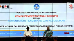 Mendikbud Muhadjir Effendy dan Ketua KPK Agus Rahardjo menandatangani Nota Kesepahaman (MoU) antara KPK dengan Kementerian Pendidikan di Jakarta, Kamis (3/8). Ini merupakan kerjasama pemberantasan korupsi di bidang pendidikan. (Liputan6.com/Johan Tallo)