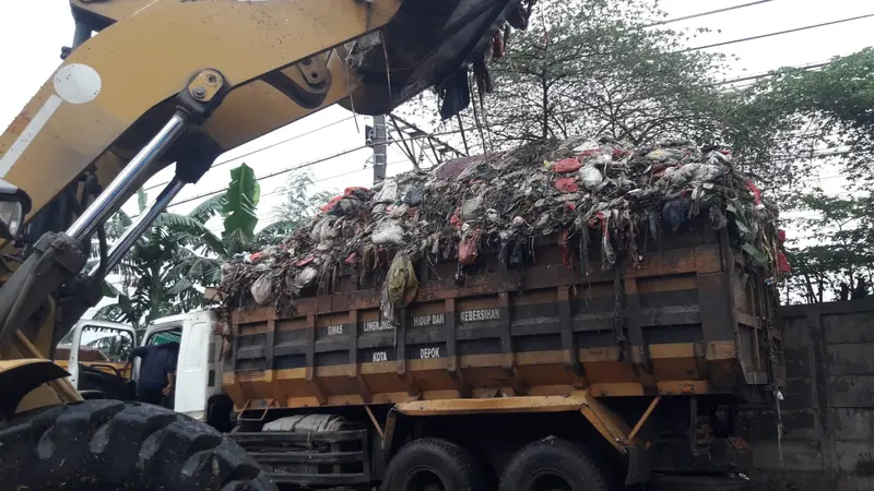 Truk sampah milik DLHK Kota Depok sedang melakukan muatan sampah. (Istimewa)