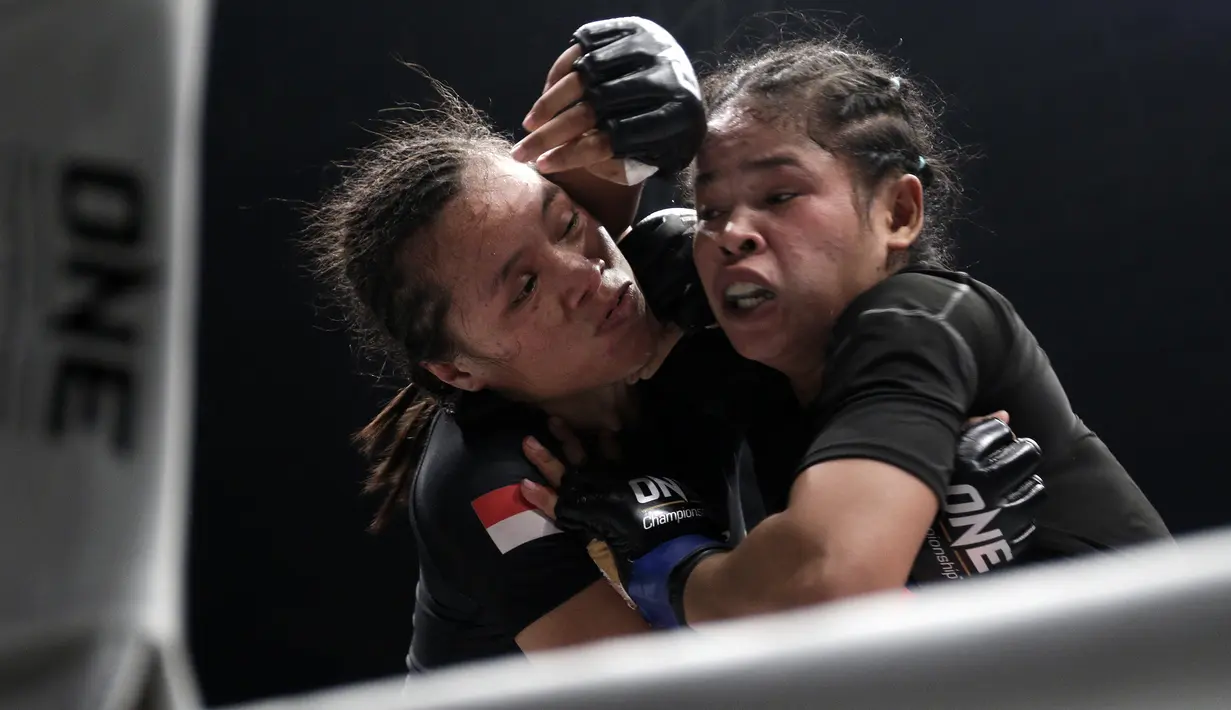 Petarung Indonesia, Priscilla Lumban Gaol, beradu kuat dengan petarung Kamboja, Nou Srey Pov, pada laga ONE Championship di Istora Senayan, Jakarta, Jumat (3/5). Priscilla menang mutlak atas lawannya. (Bola.com/Yoppy Renato)