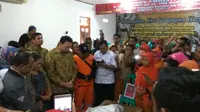 Ahok melayat ke kediaman petugas kebersihan atau pasukan oranye  yang meninggal dunia saat menangani banjir Jakarta (Liputan6.com/Harun)