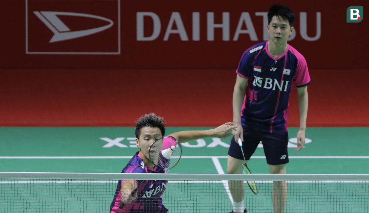 Di game kedua, Marcus Fernaldi Gideon/Kevin Sanjaya Sukamuljo langsung tancap gas dengan unggul 11-5 saat interval. Terus mengontrol permainan dengan serangan-serangan mematikan, The Minions mampu menutup game kedua dengan skor 21-11. (Bola.com/Ikhwan Yanuar)