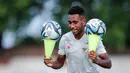 <p>Pemain Timnas Indonesia U-17, Iqbal Gwijangge berusaha menyeimbangkan bola saat fun game pada latihan resmi menjelang laga penentu Grup A Piala Dunia U-17 2023 di Stadion Gelora 10 November, Tambaksari, Surabaya, Rabu (15/11/2023). (Bola.com/Bagaskara Lazuardi)</p>