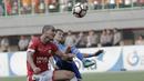 Striker Persija, Bruno Lopes, berebut bola dengan bek Persiba, Yudi Khoerudin, pada laga Liga 1 di Stadion Patriot, Bekasi, Jumat  (12/8/2017). Persija menang 2-0 atas Persiba. (Bola.com/M Iqbal Ichsan)