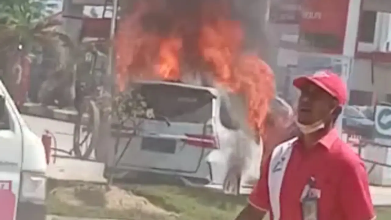 Mobil minibus terbakar di SPBU Kendari saat sedang mengisi BBM Rabu (1/6/2022).(Liputan6.com/Ahmad Akbar Fua)