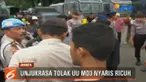 Para mahasiswa ini tetap memaksa menerobos barikade polisi.