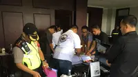 Tim Saber Pungli menggeladah ruangan kerja Direktur Operasi Pelindo III Surabaya, Jawa Timur