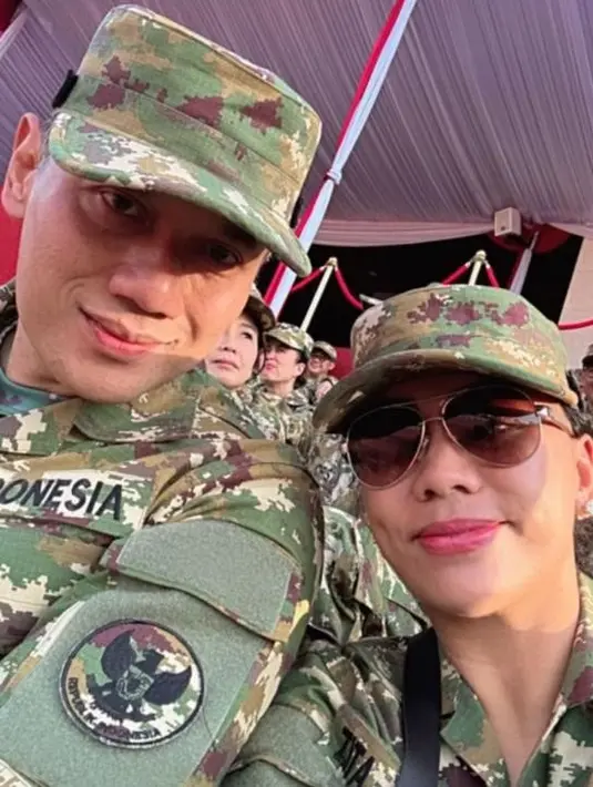 Utusan khusus presiden, Zita Anjani terlihat mengikuti akmil dengan pulasan lipstik fresh pink. [@zitaanjani].