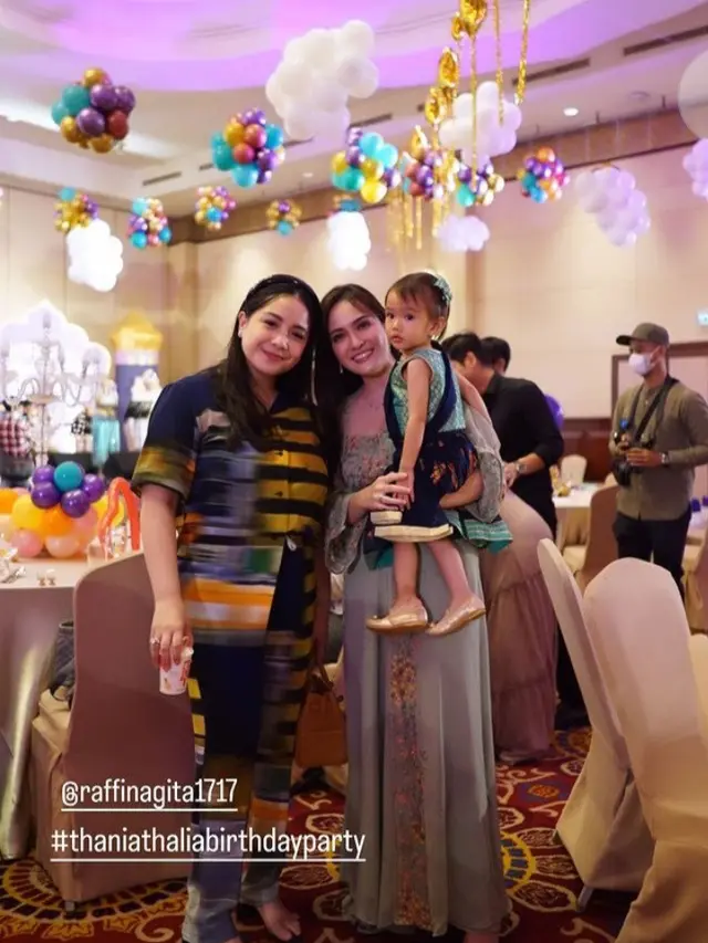 Shandy Aulia Pakai Kain Kaftan