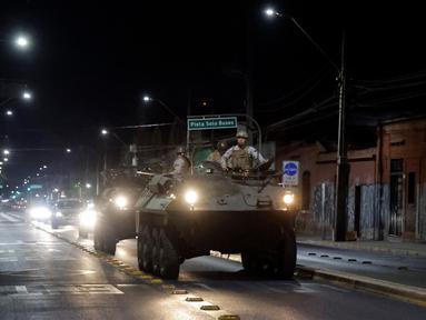 Tentara Angkatan Darat dengan kendaraan militer berpatroli di sebuah jalan selama keadaan darurat setelah pemadaman listrik di Santiago, Chile pada 26 Februari 2025. (Javier TORRES/AFP)